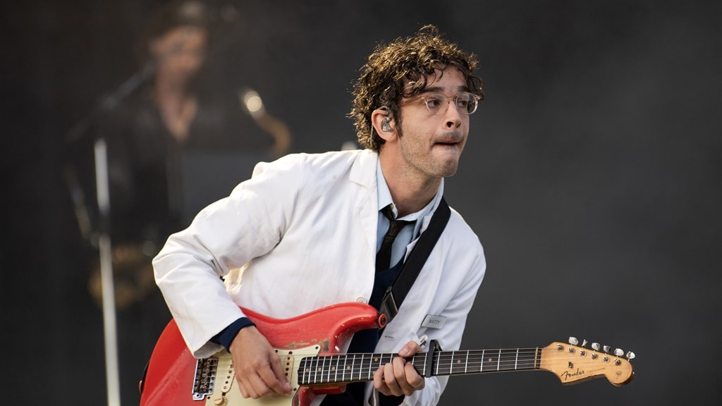Britse band The 1975 moet Maleisisch festival 2 miljoen pond betalen na zoen op podium