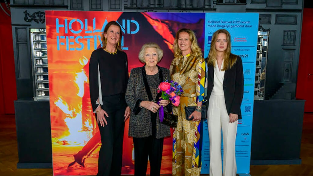 Prinses Mabel is nog steeds close met haar schoonfamilie. Hier met prinses Beatrix en gravin Zaria bij de openingsvoorstelling van het Holland Festival in Amsterdam in juni 2023.