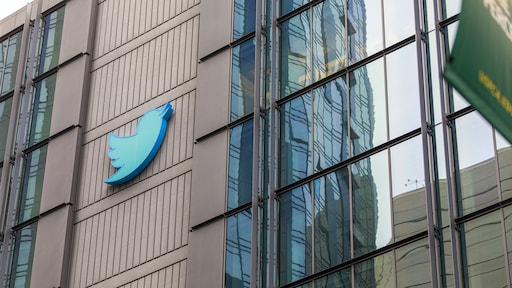 Elon Musk verkoopt Twitterlogo en andere aandenkens