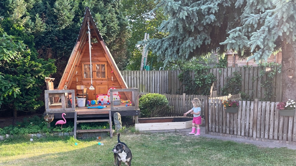 Het speelhuisje en de zandbak zijn gemaakt van tweedehandshout.