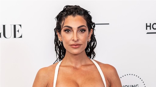 Hoogzwangere Anna Nooshin straalt op Paris Haute Couture Week