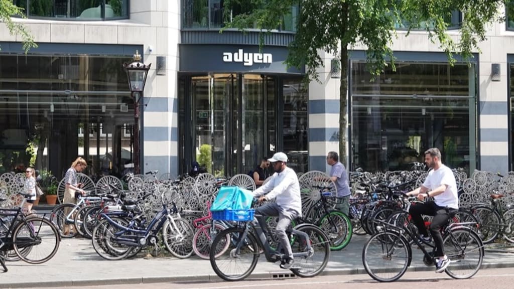 Koers Adyen keihard onderuit: 18 miljard euro in rook op
