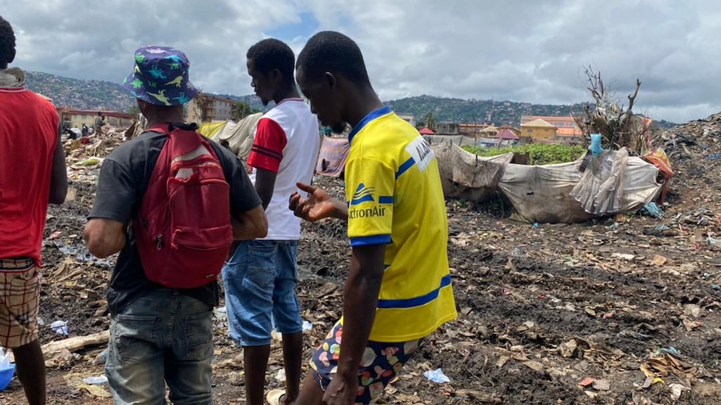 Jongeren die kush gebruikt hebben hangen op de vuilnisbelt bij Freetown, Sierra Leone