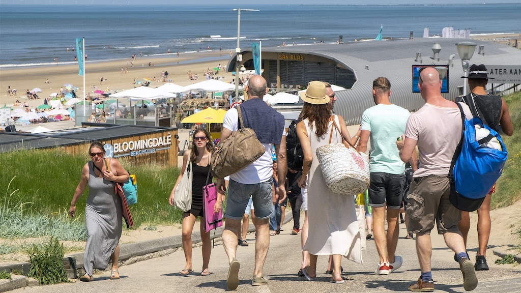 Dagjesmensen onderweg naar het strand van Bloemendaal aan Zee.