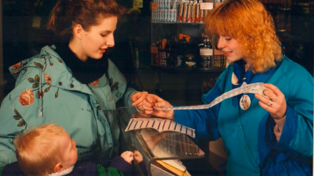 Een kassière van de Albert Heijn overhandigt een klant haar koopzegels, in 1993. De keten startte in 1955 met zijn spaarprogramma.