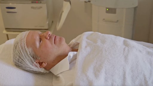 Dries Roelvink doorstaat 'vreselijke pijn' bij schoonheidsspecialist in De Roelvinkjes