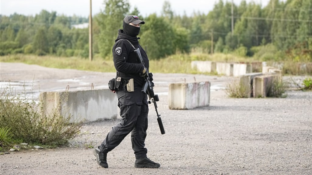 Een bewaker bij de plek van het ongeluk.