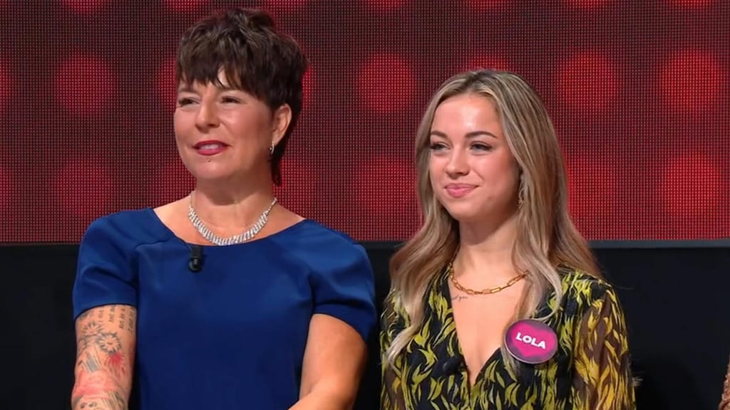 Simone en dochter Lola in Take Me Out: Mother Knows Best