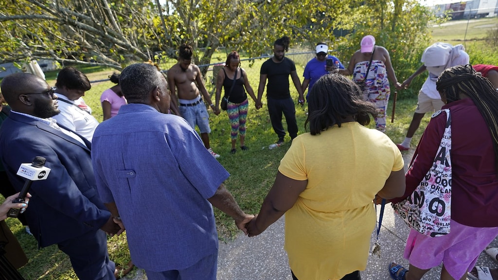 Bewoners van Jacksonville komen vlak bij de plaats delict samen om te bidden voor de slachtoffers.