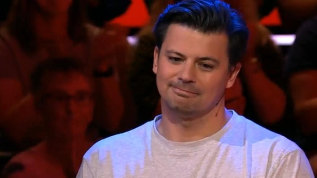 Feyenoord-vraag doet Ajacied Arco Gnocchi de das om in De Slimste Mens