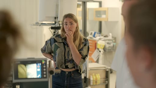 Geraldine Kemper kijkt machteloos toe hoe artsen baby Nick helpen