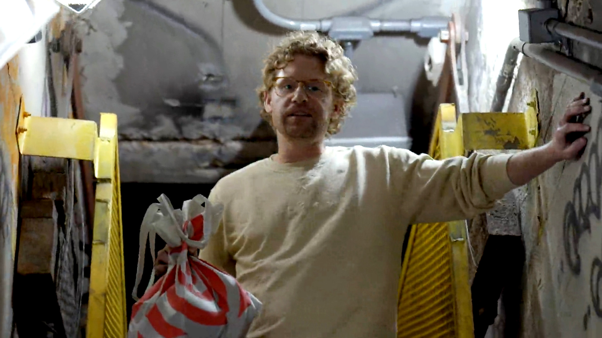 Trillende Ewout Genemans riskeert zijn leven in duistere metrotunnel