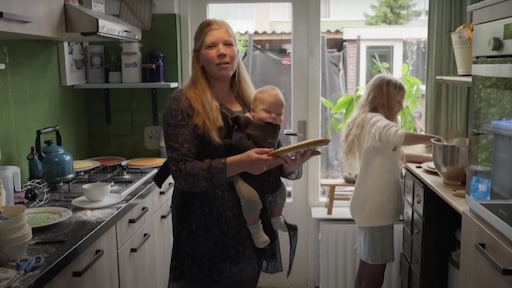 Kijkers Een Huis Vol raken niet uitgepraat over baby in draagzak