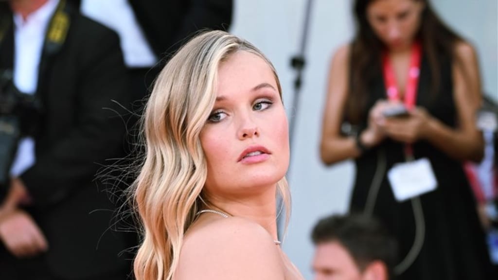 Babybuik Mikky Kiemeney trekt de aandacht op de rode loper