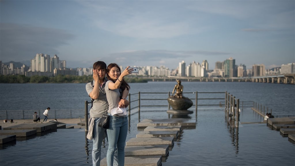 Een jong stel poseert in Seoul.