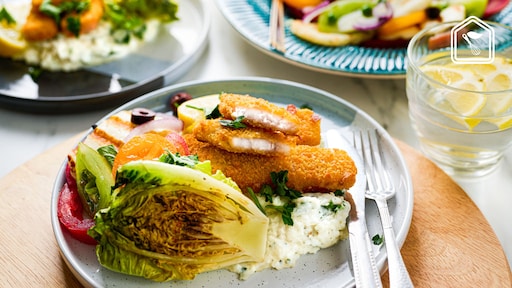 Vissticks met kruidenpuree en gegrilde little gem, tomatensalade én luchtige yoghurt