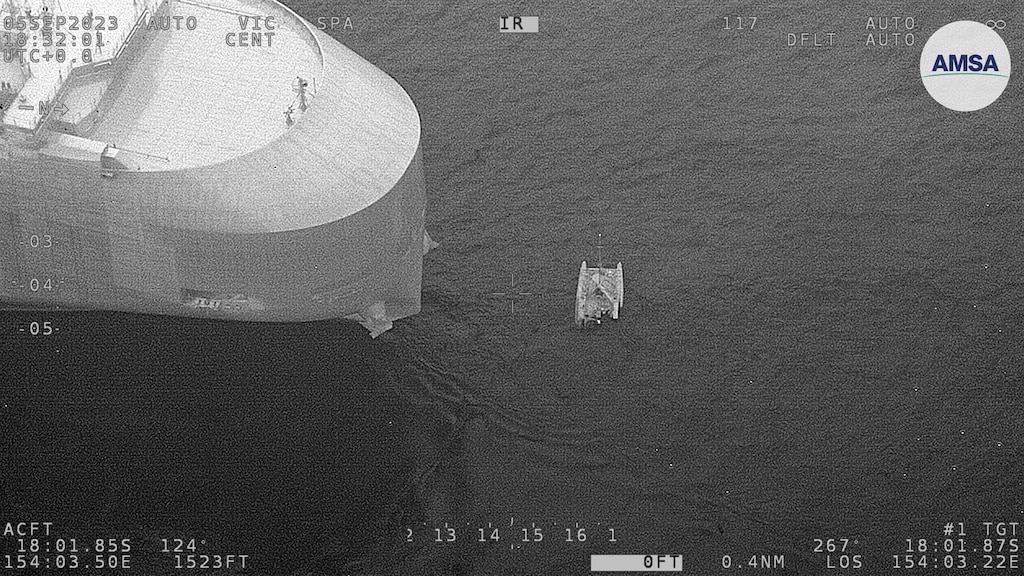 Een vrachtschip pikte de opvarenden op.