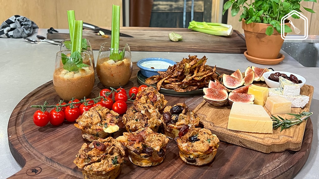 Verspillingsvrije borrelplank met broodpudding, aardappelschillenchips én gazpacho