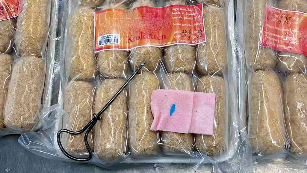 Drugscriminelen steeds creatiever: douane vindt 'coke-etten' in vliegtuig