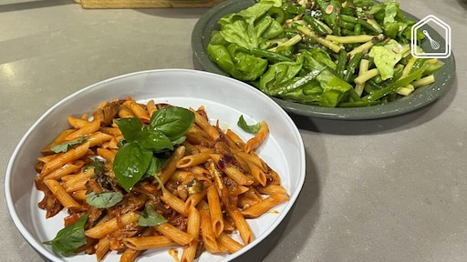 Pasta met sardines en groene salade mosterddressing