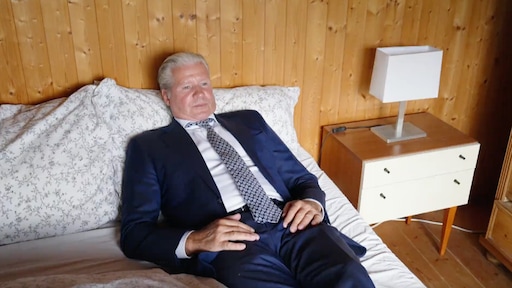 Dries Roelvink schrikt van primitief Oostenrijks vakantiehuis: ‘Ik ga naar huis’