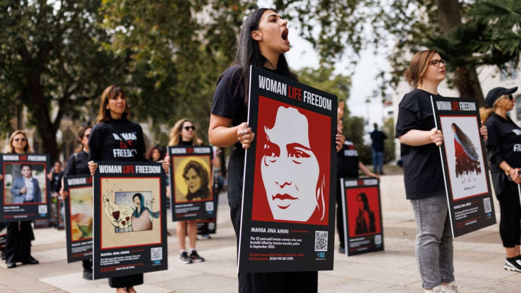 Jaar na dood studente om hoofddoek: Iraans regime pakt vader op