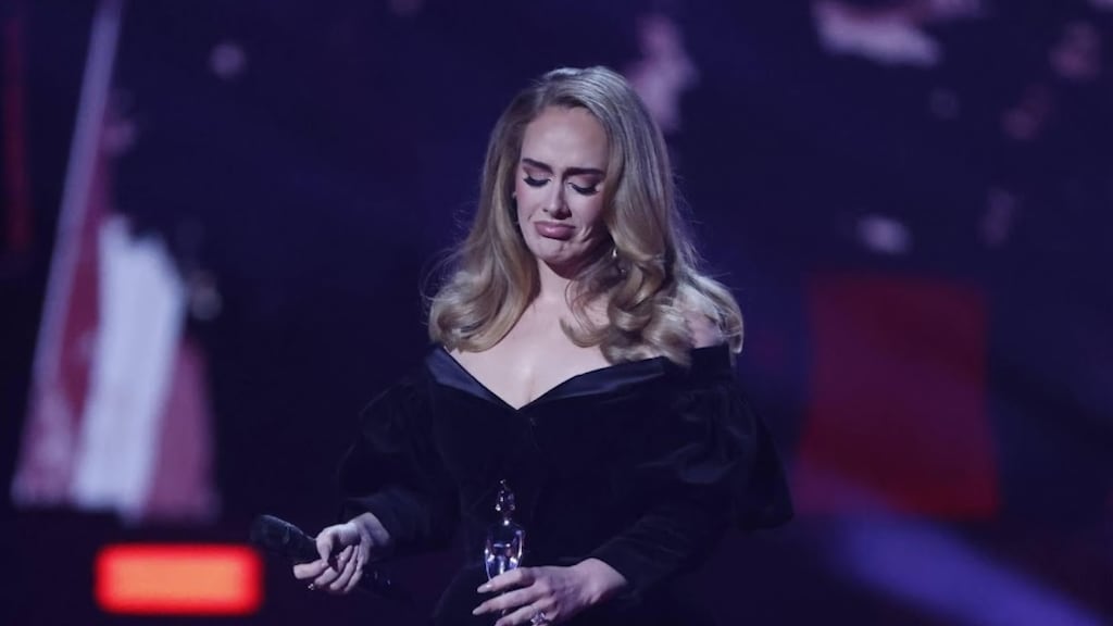 Adele stopt met selfies tijdens shows uit angst voor corona