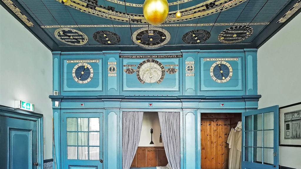 Tussen 1774 en 1781 bouwde Eisinga in het plafond van zijn woonkamer het zonnestelsel na.