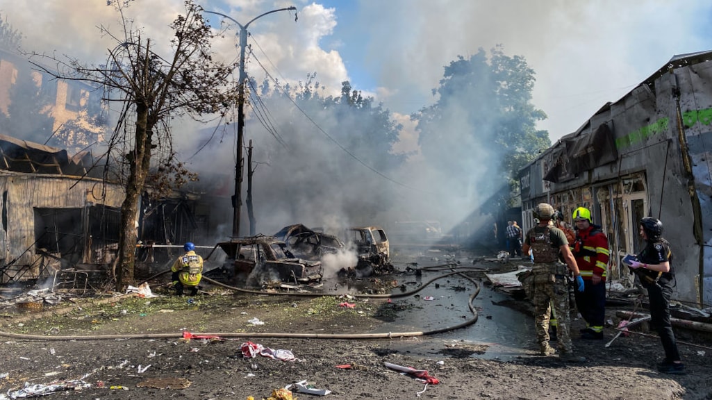 Brandweerlieden blussen de brand op de markt na de raketinslag op 6 september.