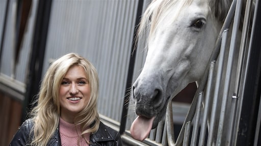William Rutten deelt geestige foto van Britt Dekker met ondeugend paard