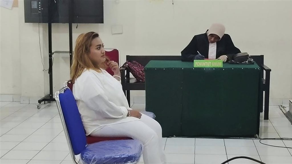 Lina Lotfyawati saat diadili di pengadilan di Palembang, Sumatera Selatan.