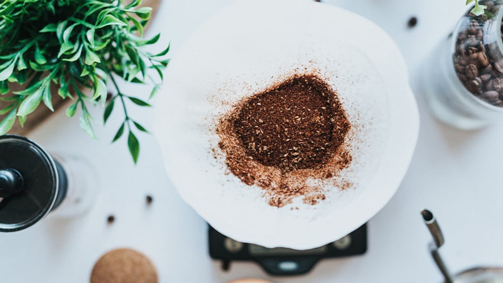 Waarom jouw planten gelukkig worden van koffieprut