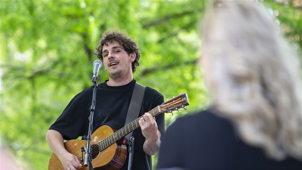 Nielson geeft na kritiek op Radio 538 op Koningsdag show op rommelmarkt in Dordrecht