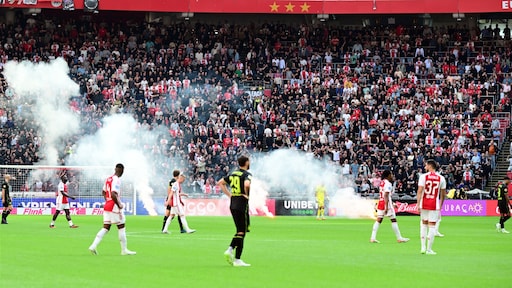 Drie aanhoudingen na rellen rond stadion na gestaakte Klassieker Ajax - Feyenoord