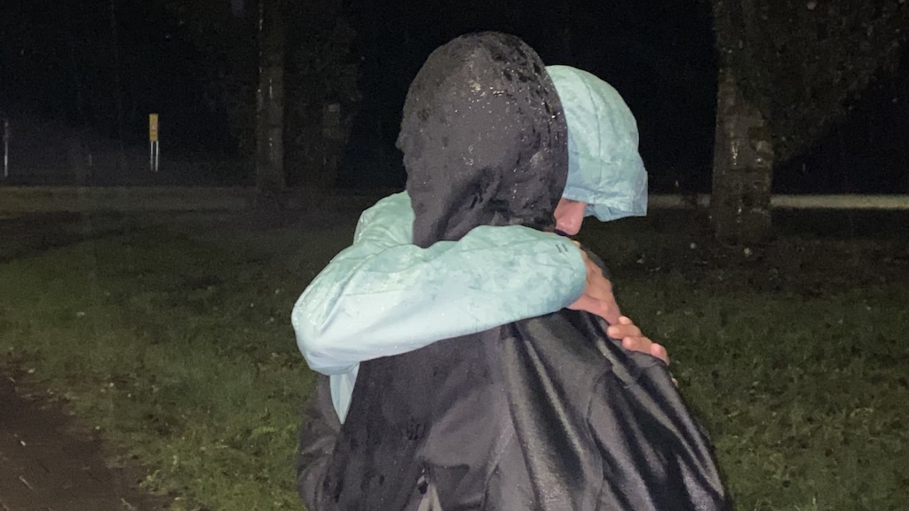 Raed Nour en de jongen met wie hij vanuit Turkije naar Bosnië reisde omhelzen elkaar.