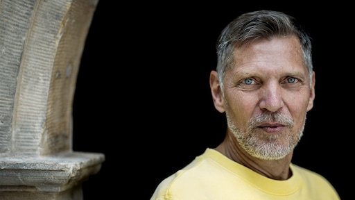 Lange rij bij Westerkerk voor afscheid fotograaf Erwin Olaf