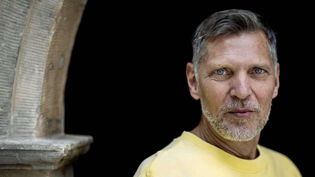 Lange rij bij Westerkerk voor afscheid fotograaf Erwin Olaf