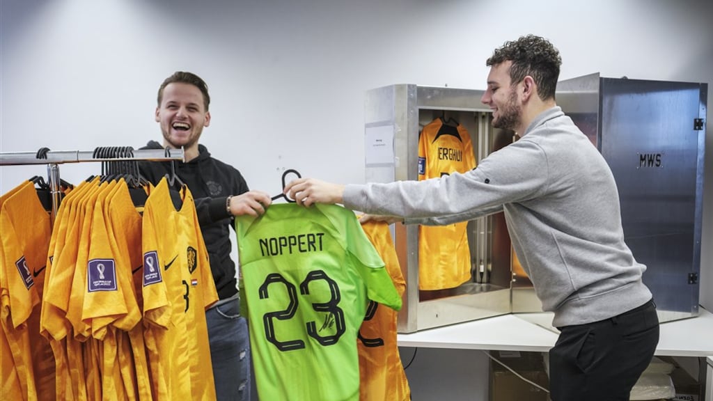 Medewerkers van MWS ontdoen de WK-shirts van DNA.