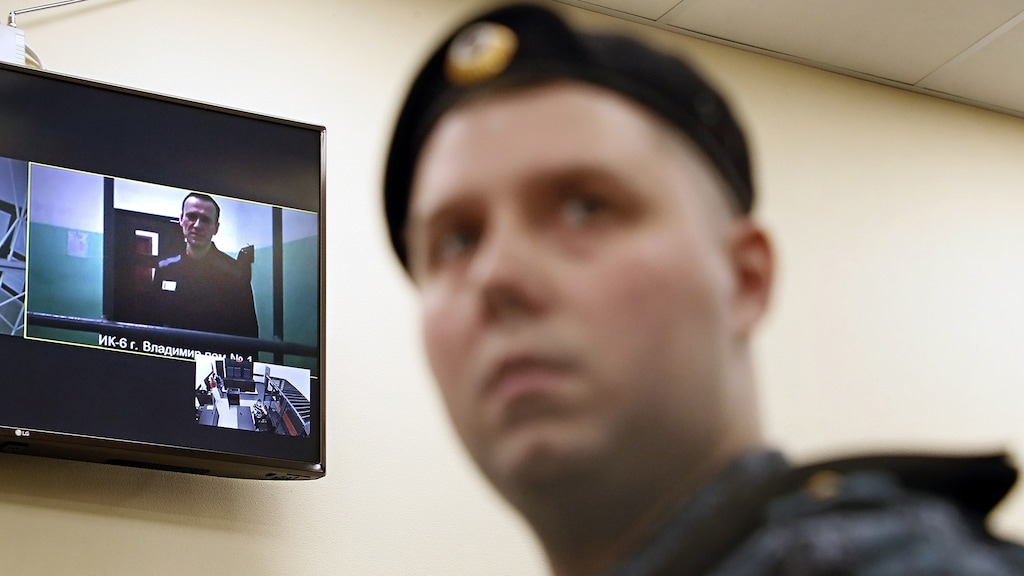 Journalisten en familieleden kunnen Navalny tijdens zijn proces al een hele tijd alleen via videoverbinding zien