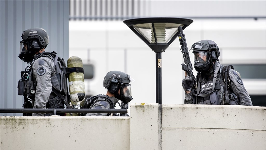 De verdachte werd opgepakt door een zwaarbewapend arrestatieteam.