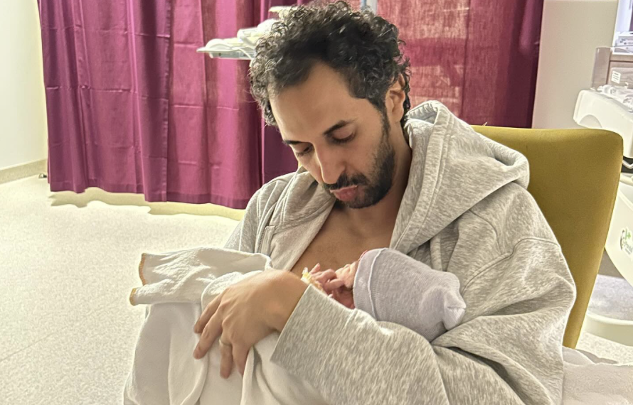 Achmed Akkabi vader geworden van dochtertje