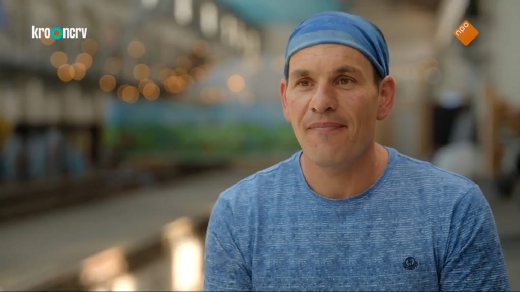 'Jasmijn durft te vragen wat ik al drie afleveringen wil weten: waarom draagt Haico een bandana?'