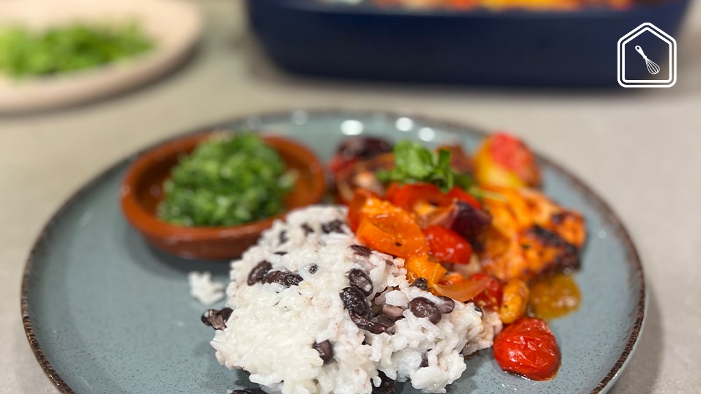 Mexicaanse traybake van kip en chipotle met bosuisalsa én kokosrijst met bonen