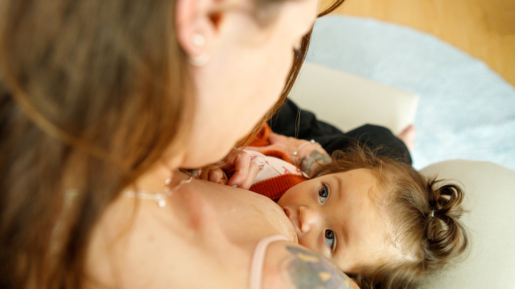 Indy geeft haar dochtertje (2) borstvoeding: 'Moet ik stoppen?'