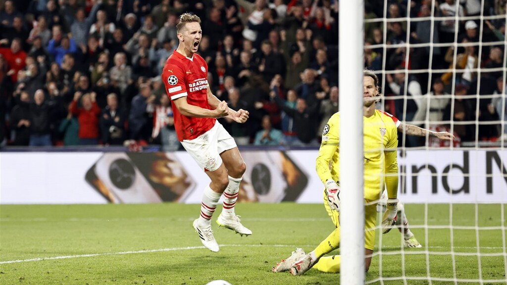 Luuk de Jong viert 1-1.