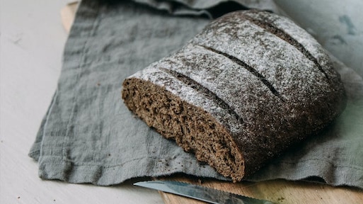 Hoe donkerder het brood, hoe gezonder? Met deze kleurstoftrucs word jij gefopt