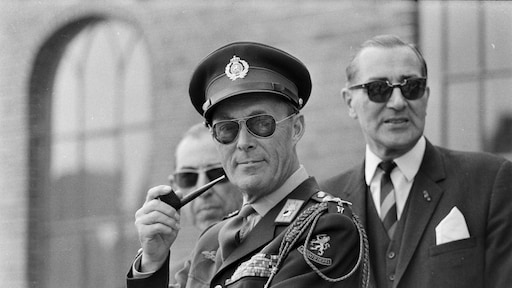 Nazi-pas Bernhard duikt op: CIDI wil onderzoek, Prins Bernhard Cultuurfonds 'verrast', Rutte zwijgt