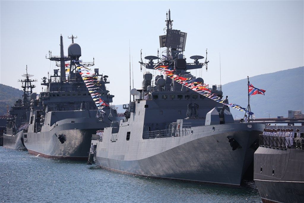 Zwarte Zeevloot verlaat haven op de Krim: 'Pijnlijke aftocht voor Rusland'