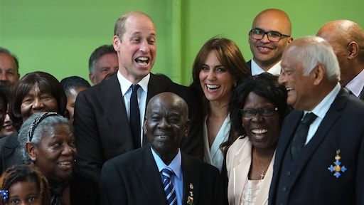 Prins William maakt ondeugend grapje tijdens werkbezoek: 'Wie knijpt er in mijn kont?'