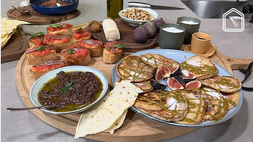 Tomatentoast met ansjovis en olijventapenade én pannenkoekjes met pistachecrème